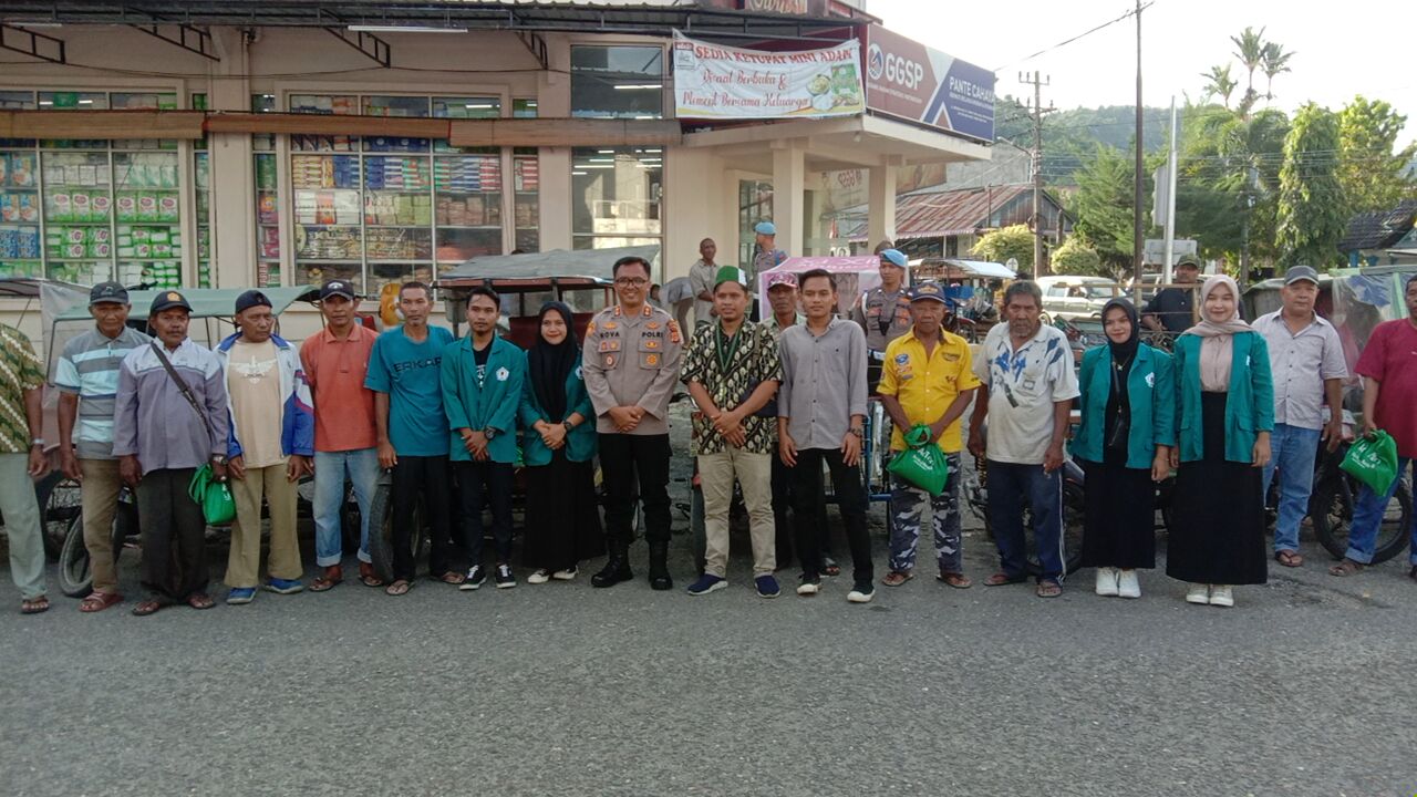 Dampak Kenaikan BBM, Kapolres Aceh Selatan Gandeng Mahasiswa Bagikan Sembako