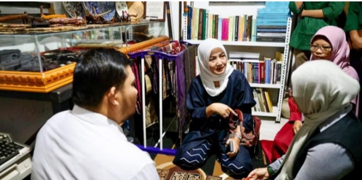 Kunjungi Museum Pedir, Ketua Dekranasda Aceh Nyatakan Minat Replikasi Beberapa Kerajinan Asli Aceh