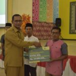 Pemkab Aceh Selatan Melalui Baitul Mal Menyerahkan Bantuan Rehab Rumah dan Fasilitas MCK Kepada Mustahik