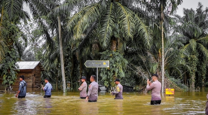 Kapolres Aceh Selatan Langsung Turun Bantu Evakuasi Warga Terjebak Banjir
