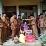 Camat Bersama Forum Keuchik Tapaktuan Menyerahkan Bantuan Kepada Mualaf Asal NTB