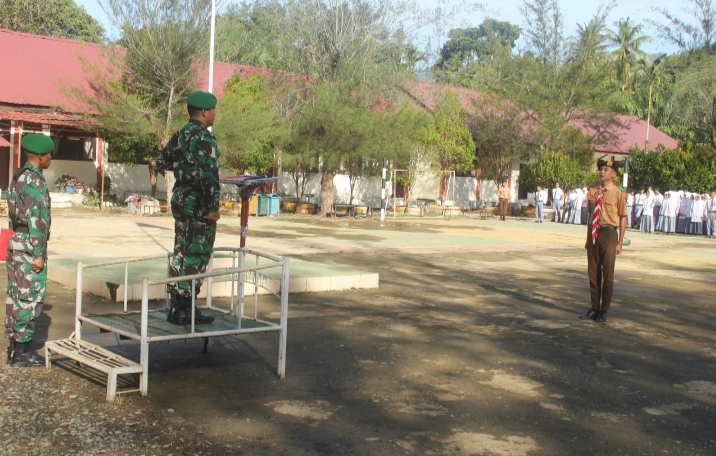 Dandim 0107/Asel Jadi IUP Bendera serta Serahkan Plakat Kepada Pramuka SMKN 1 Pasie Raja