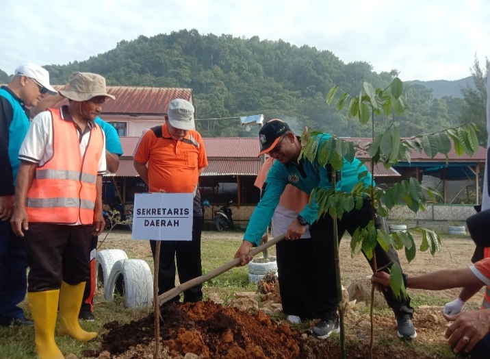 Sambut HUT Aceh Selatan, Pemkab Gotong Royong Massal dan Tanam Pohon