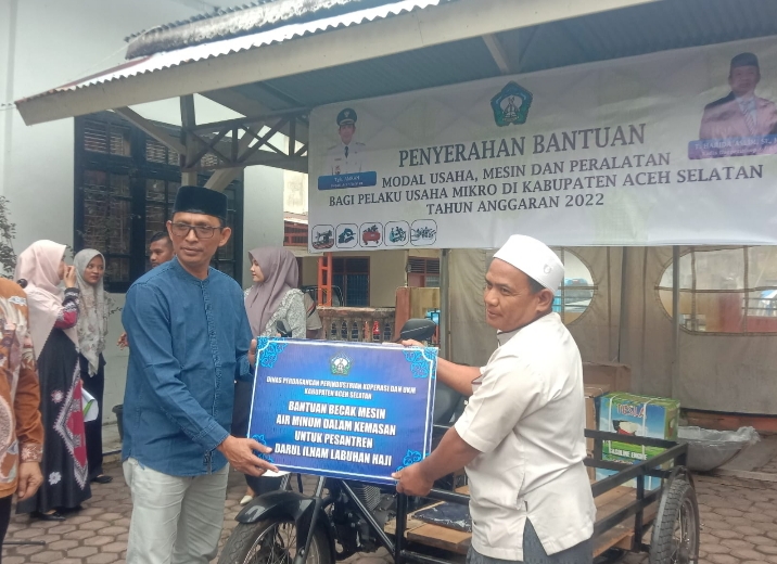 Pemkab Aceh Selatan Serahkan Bantuan Kepada Pelaku UMKM