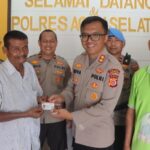 Kapolres AKBP Nova Suryandaru Bagikan SIM C Gratis Kepada Buruh Harian