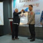 Kapolda Aceh Dihadiahi Cenderamata pada HUT Ke-18 Harian Rakyat Aceh