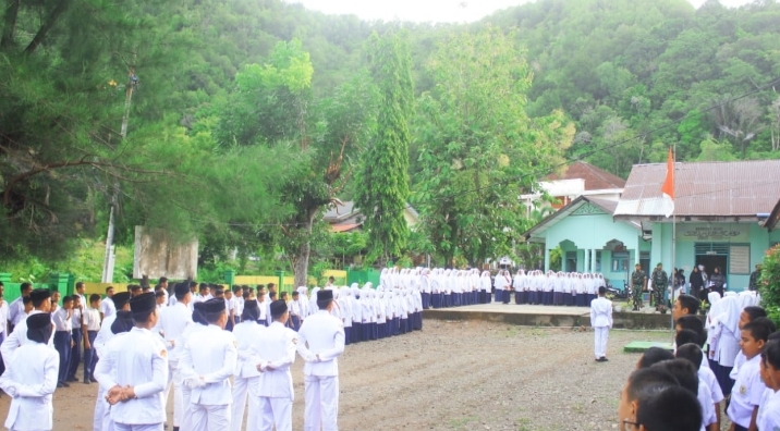 Pasi Pers Kodim 0107/Asel Pimpin Upacara Bendera di MTsN 3 Aceh Selatan