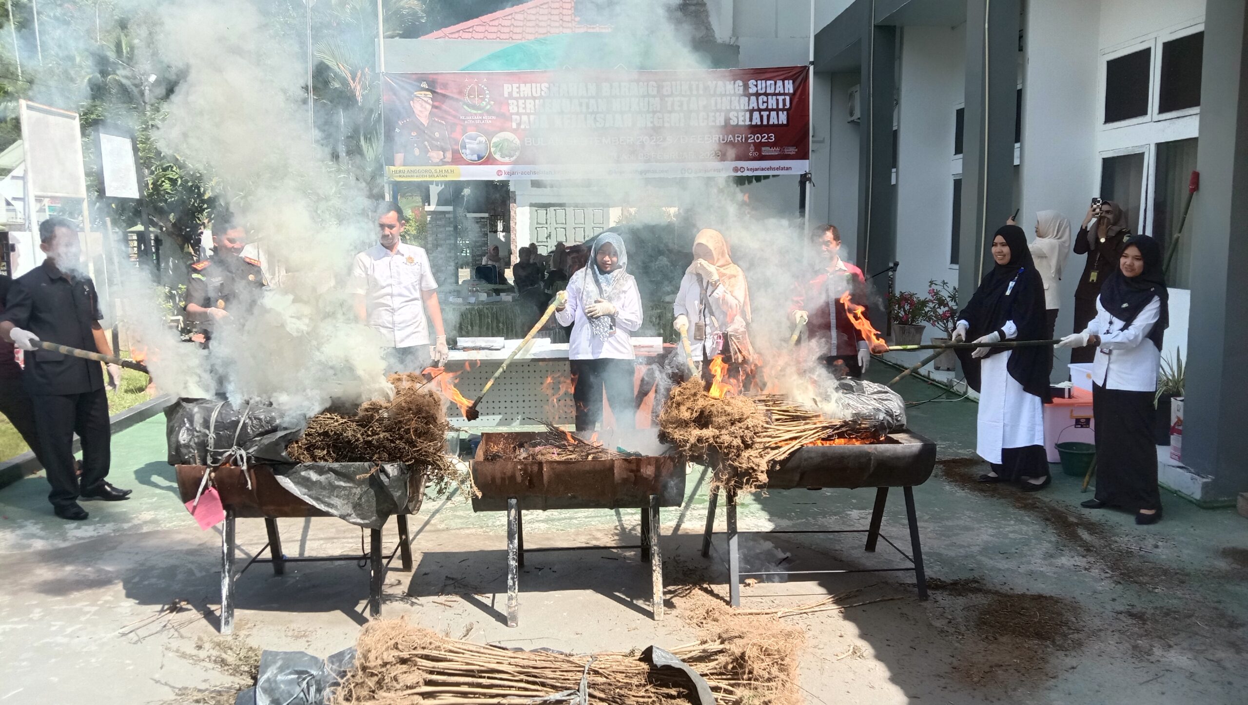 Kejari Aceh Selatan Musnahkan Barang Bukti dan Rampasan yang Telah Berkekuatan Hukum Tetap (INKRAH)