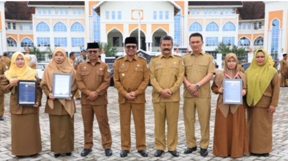Pj Bupati Aceh Utara Beri Penghargaan untuk 3 Guru Penulis dan Duta Desain Nasional