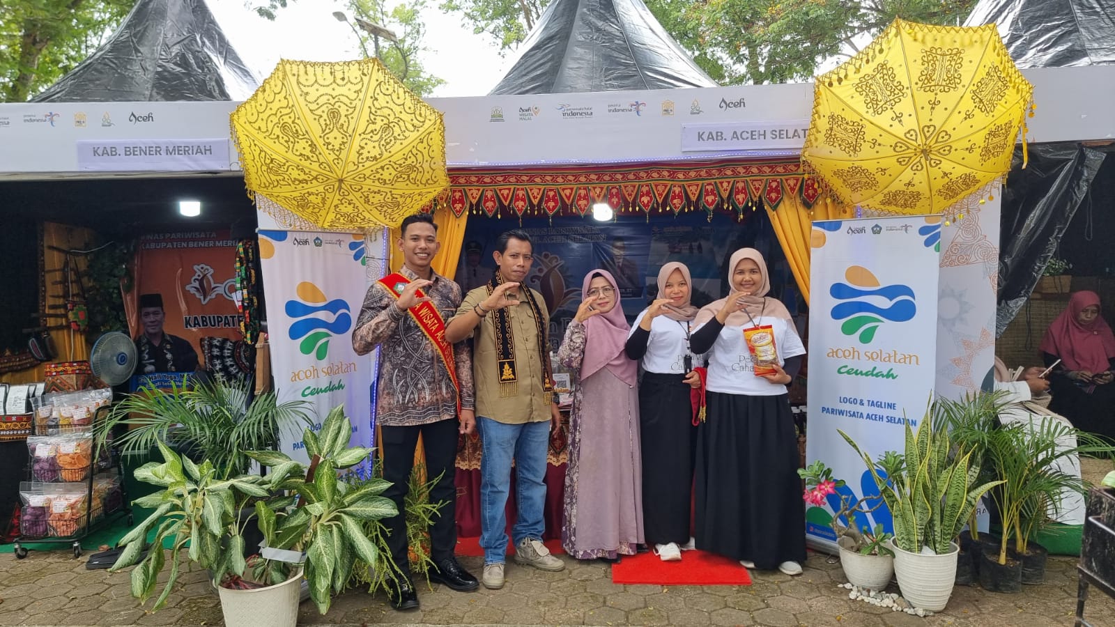 PRCA Digelar, Aceh Selatan Hadirkan Souvenir Miniatur Adat Pelaminan