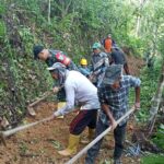 Buka Jalan Tani, Babinsa Gotong royong Bersama Warga
