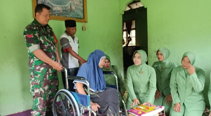 Persit KCK Cab XXIX Dim 0107 Gelar Bhakti Sosial, Pengobatan Massal dan Serahkan Bantuan Kursi Roda