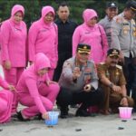 Lestarikan Penyu, Kapolres Aceh Jaya Bersama Ketua Bhayangkari Lepas 50 Tukik