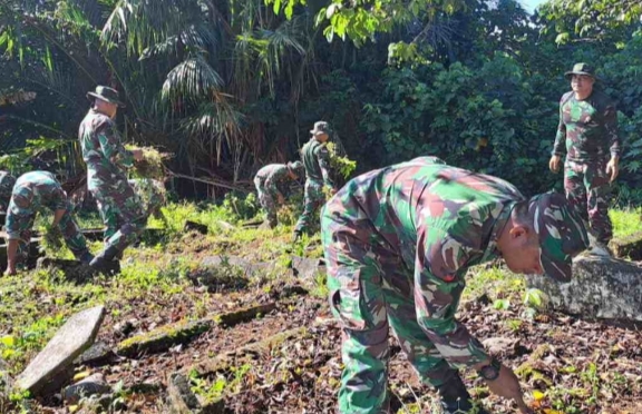Dandim 0105 Aceh Barat Kerahkan Prajurit Bersihkan Makam Pahlawan