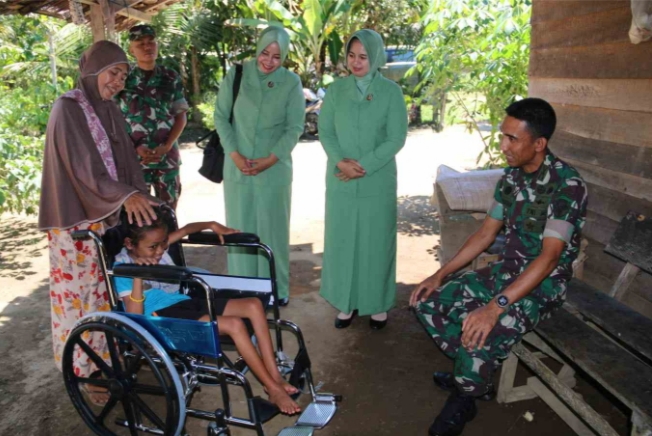 Dandim 0105 Aceh Barat Berikan Hadiah Kursi Roda Kepada Bocah Penyandang Disabilitas