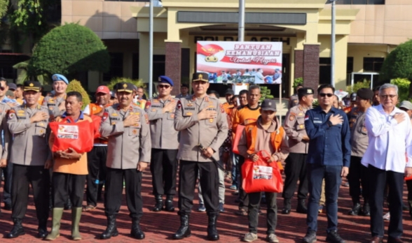 Kapolda Aceh Serahkan Bansos untuk Petugas Kebersihan dan Tukang Becak