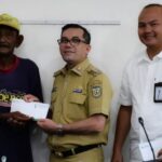 Bakri Siddiq Serahkan Dana Santunan Askrindo Kepada Fakir Miskin