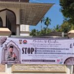 Personel Polres Bireuen Pasang Spanduk Himbauan Larangan Beli dan Bakar Petasan