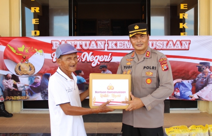 Polri Berbagi, Kapolres Aceh Jaya Salurkan Bantuan Kemanusiaan Untuk Negeri Kepada Masyarakat Kurang Mampu
