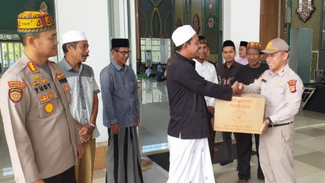 Dirpamobvit Polda Aceh Bagikan Bansos kepada Masyarakat Kurang Mampu