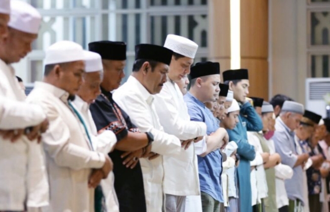 Kapolda Aceh, Wakapolda Aceh Dan PJU Polda Aceh Sholat Tarawih di Masjid Babuttaqwa