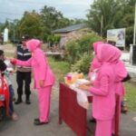 Jelang Berbuka Puasa, Polsek Kluet Timur Bagi-bagi Takjil Kepada Warga dan Pengendara