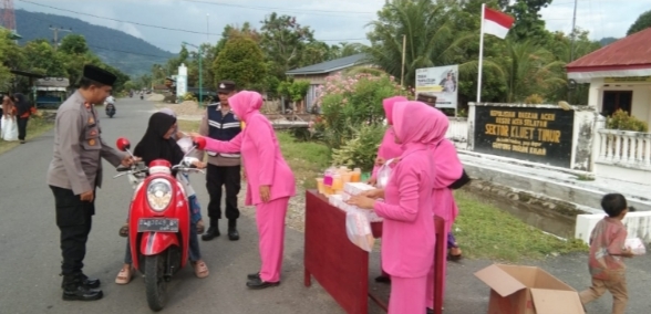 Jelang Berbuka Puasa, Polsek Kluet Timur Bagi-bagi Takjil Kepada Warga dan Pengendara