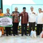Azwardi Menyerahkan 10 Unit Rumah Dhuafa dan 283 Paket Sembako untuk Petugas Kebersihan Aceh Utara