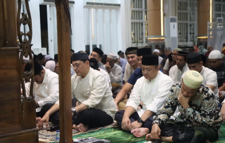 Kapolda Aceh Bersama Masyarakat Padati Masjid Babuttaqwa Tunaikan Sholat Tarawih