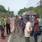 Petugas Pos pelayanan Ops Ketupat Seulawah Berikan Pelayanan Kepada Masyarakat