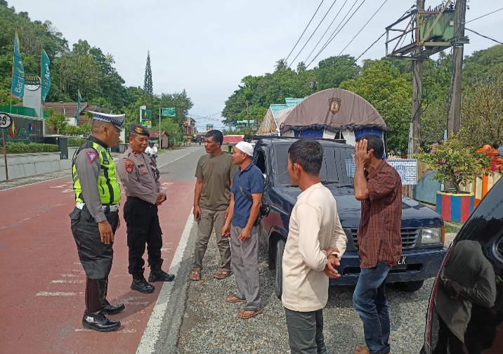 Petugas Pos pelayanan Ops Ketupat Seulawah Berikan Pelayanan Kepada Masyarakat