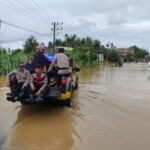 Polres Aceh Selatan Kerahkan Puluhan Personil Bantu Masyarakat Terdampak Banjir