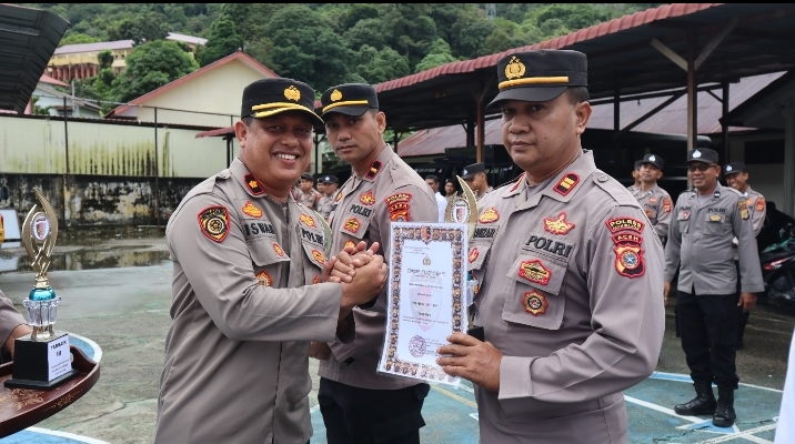 Wakapolres Aceh Selatan Berikan Penghargaan Kepada Polsek Terbaik