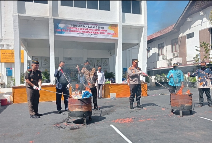 Kejari Aceh Barat Musnahkan 1Kg Sabu-sabu