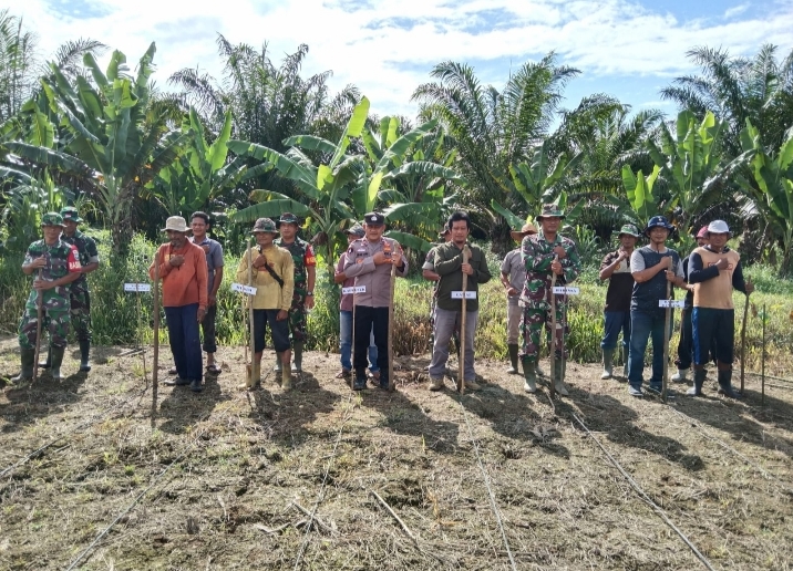 Polsek Rundeng Dukung Program Kerja Ketahanan Pangan Koramil 02/Rundeng