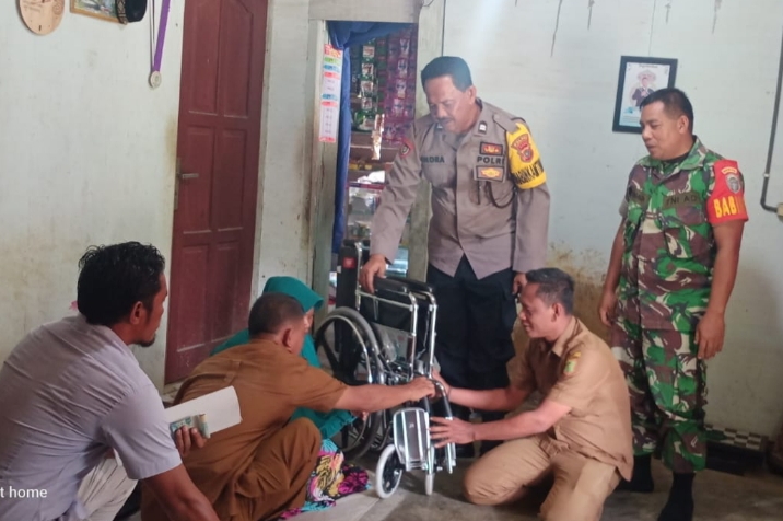 Pastikan aman dan lancar, Bhabinkamtibmas dan Babinsa kawal Pembagian BLT di Desa