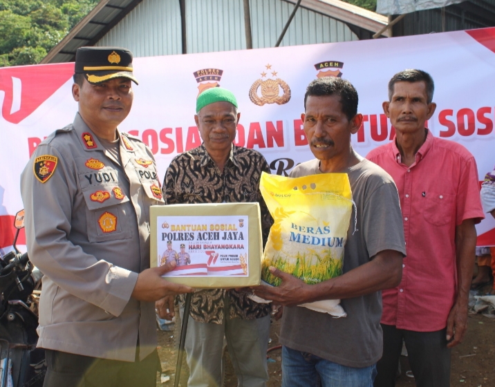 Dalam Rangka Hari Bhayangkara Ke-77, Polres Aceh Jaya Salurkan 80 Paket Sembako Kepada Pemulung dan Nelayan