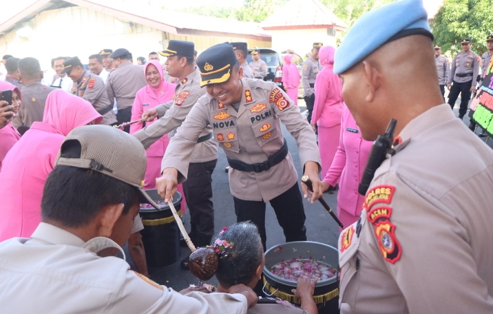 Kapolres Aceh Selatan Pimpin Upacara Kenaikan Pangkat Anggota Polri