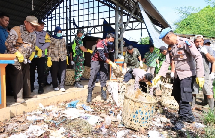 Peduli Lingkungan, Polres Subulussalam Lakukan Pembersihan Sampah Serentak Polri Bersama Masyarakat