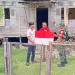 Babinsa Kluet Timur Bagi-Bagi Bendera Merah Putih Kepada Warga Jelang HUT RI ke 78