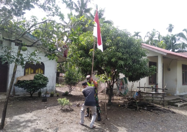 Sambut HUT RI Ke – 78, Babinsa Koramil 10/WB Masif Imbau Warga Binaan Pasang Bendera di Depan Rumah