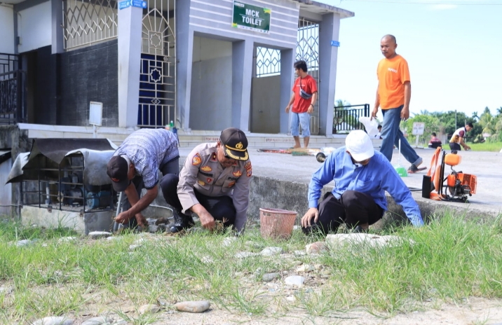Jumat Bersih, Wakapolres: Jaga Kebersihan dan Kenyamanan Masyarakat Beribadah