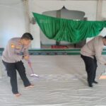 Program Jumat Bersih, Personel Polsek Longkib Gotong Royong di Masjid AL-Falah