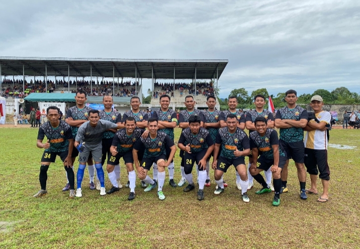 Kapolres AKBP Nova sebagai Kapten Kesebelasan Team Legend Bhayangkara Polres Aceh Selatan