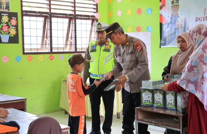 Peduli Literasi Tingkatkan Sumber Pengetahuan Masyarakat, Polres Subulussalam Bagikan Ratusan Buku Gratis