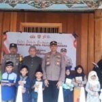 Kapolsek Tapaktuan Menyerahkan Bantuan Al qur’an dan Buku Iqra’