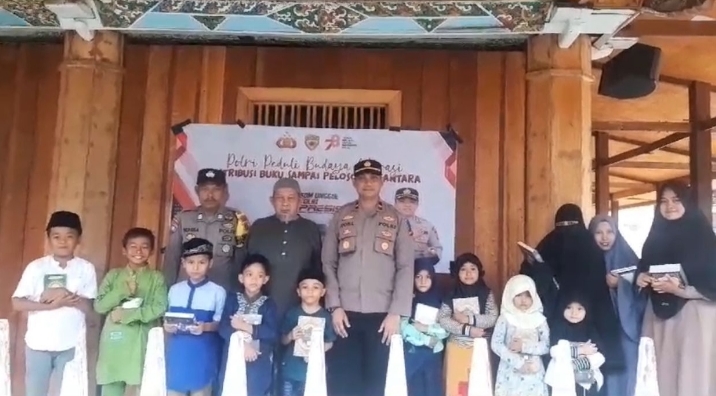 Kapolsek Tapaktuan Menyerahkan Bantuan Al qur’an dan Buku Iqra’