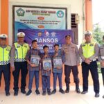 Satlantas Polres Aceh Selatan Tembus Desa Terpencil untuk Memberikan Bansos