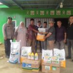 Personel Polsek Rundeng Dampingi Penyaluran Bantuan Pada Kelompok Tani