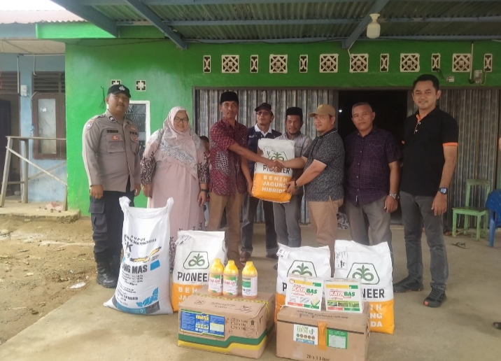 Personel Polsek Rundeng Dampingi Penyaluran Bantuan Pada Kelompok Tani